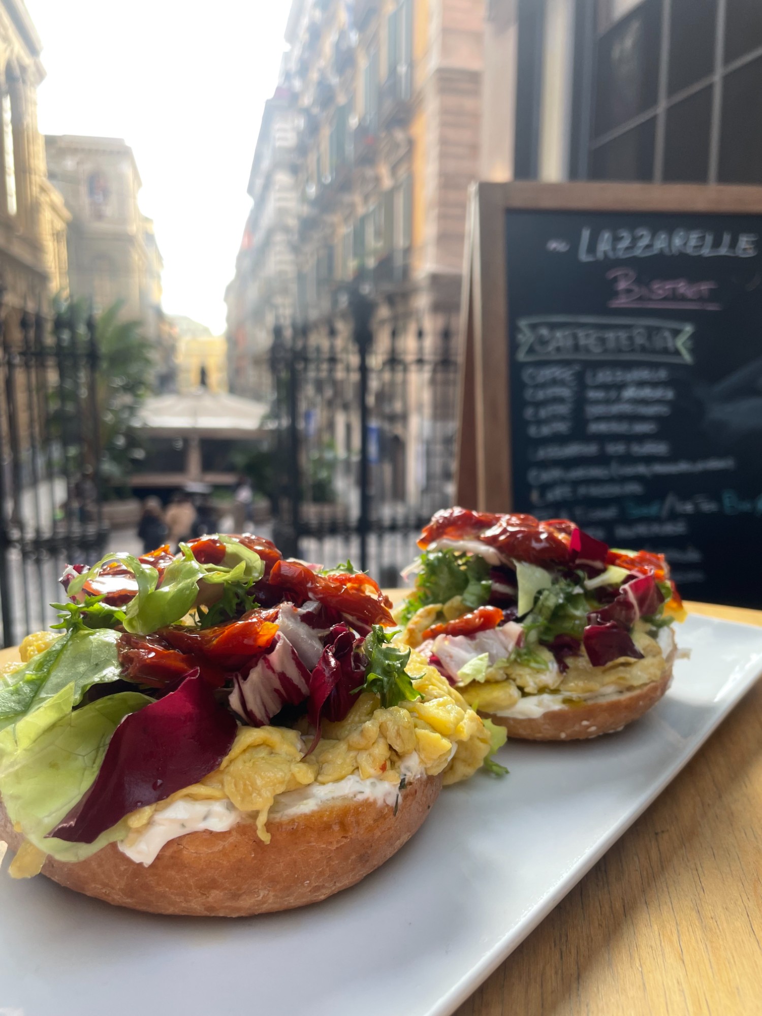 Bagel salato Lazzarelle Bistrot crema formaggio uova strapazzate