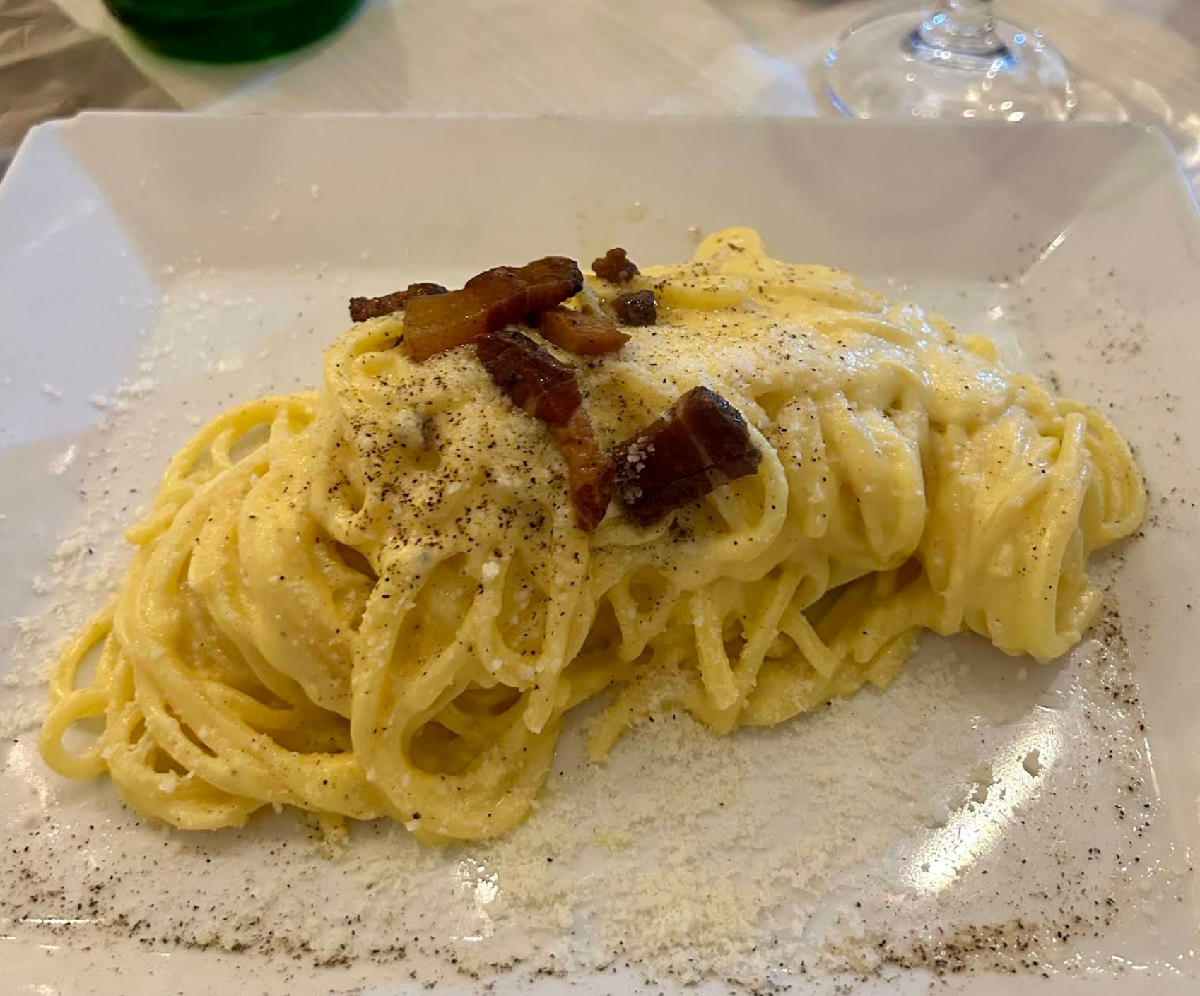 Interno La Lazzara trattoria pizzeria autentica Napoli